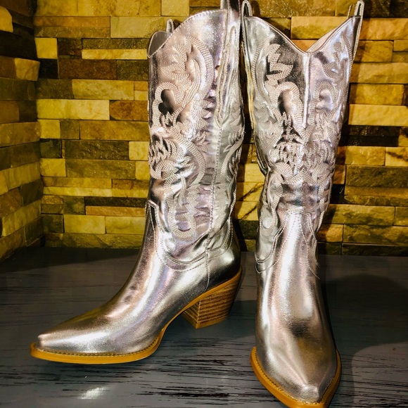 Shoes - Silver Western Cowboy Boots New 🤸🏻‍♀️